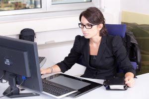 Mujer en la computadora